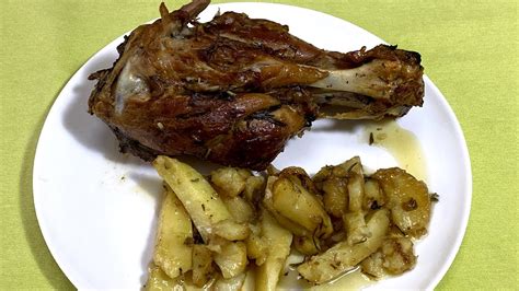 Guancialino di maiale in umido. 🍖 Stinco di Maiale al Forno con Patate Silane Ricetta ...