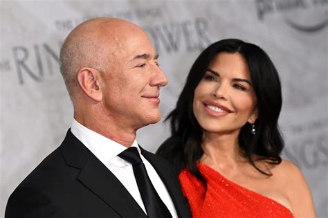 Jeff Bezos Girlfriend Says Shes Headed To Space Sometime Next Year