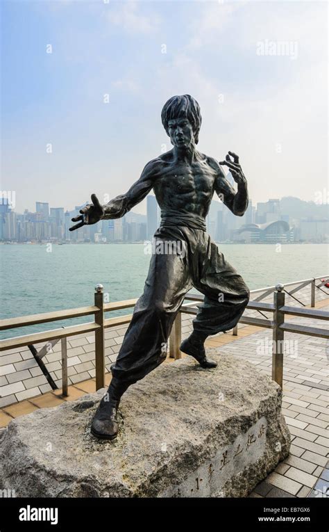 Estatua De Bruce Lee A Lo Largo De La Avenida De Las Estrellas En El Victoria Harbour Waterfront