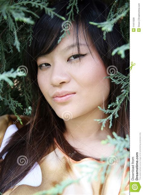 Belle Fille Asiatique Regardant Le Visualisateur Image Stock Image Du
