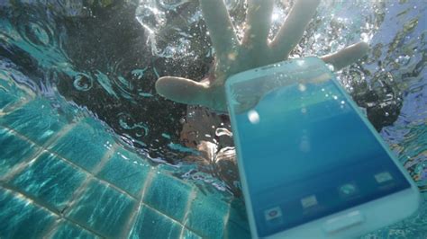 Tips For What To Do When You Drop Your Phone Underwater