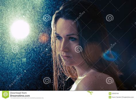 Droevige Jonge Vrouw In De Regen Stock Afbeelding Image Of Dame Persoon 22633199
