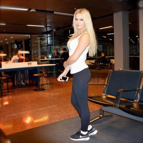 16 Of The Sexiest Blondes In Yoga Pants The Internet Has To Offer Yoga