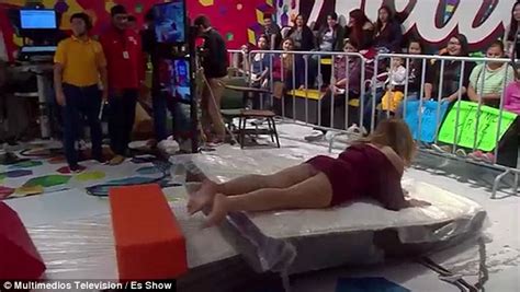 Es Show Presenter Flashes Her Bum On Live Mexican Tv Daily Mail Online