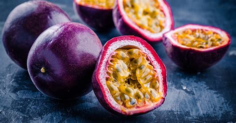 Passion fruit contains a soft pulp and lots of seeds. Passion fruit: proprietà e benefici del frutto più ...