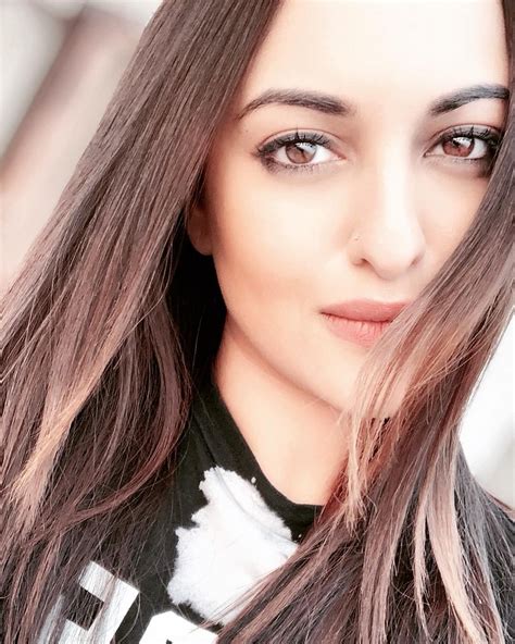 Selfie Of Sona🔥🔥 Stunning Sonakshisinha Beauty Girl Sonakshi Sinha Beauty