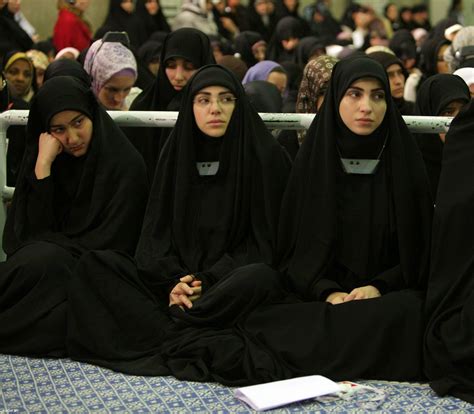 حجاب اختیاری حق زن ایرانی نه به حجاب اجباری دختران لبنانی با چادر