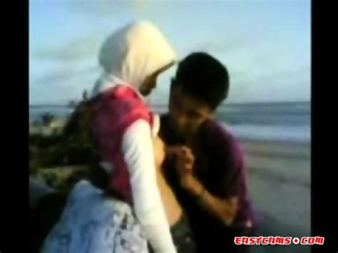 Indonesian Cewek Jilbab Mesum Di Tepi Pantai Eporner