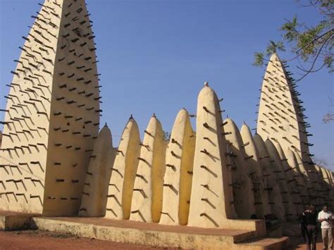 Burkina faso is a landlocked country in west africa that covers an area of around 274,200 square kilometres (105,900 sq mi) and is bordered by mali to the northwest, niger to the northeast. Mosque of Bobo-Dioulasso (Bobo Dioulasso) : 2020 Ce qu'il ...
