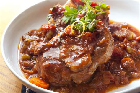 Osso buco, italian for bone with a hole, is one of the richest and most elegant braised dishes in the world, built on veal shanks, aromatic vegetables and wine. Osso buco - Opskrifter.dk