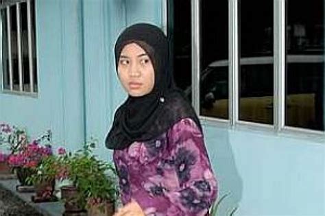Ibu Tiri Siti Sarah Mengaku Bersalah Nikah Tanpa Kebenaran Hiburan