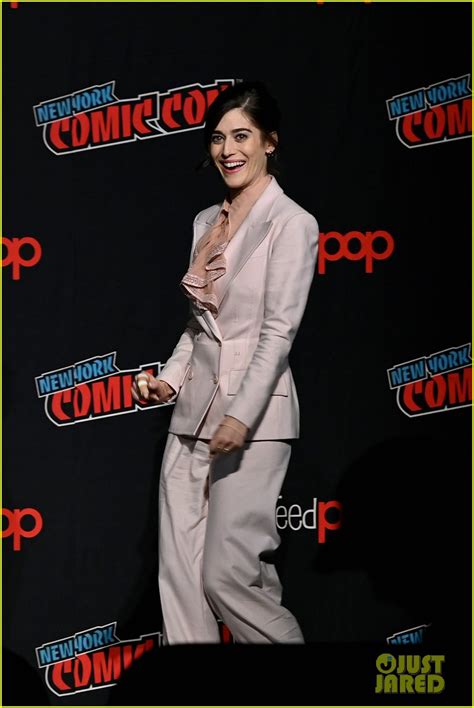 Lizzy Caplan And Castle Rock Preview The New Season At Nycc Photo