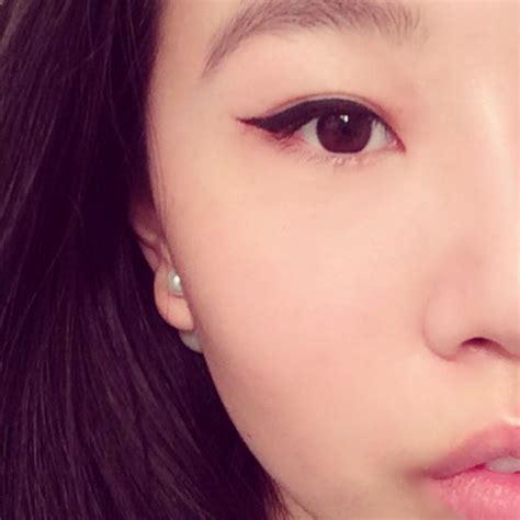 asian or almond shaped eyes makeup eyeliner with winged cat eye