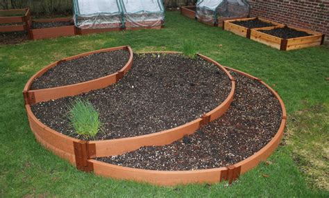 20 Curved Raised Garden Bed Ideas