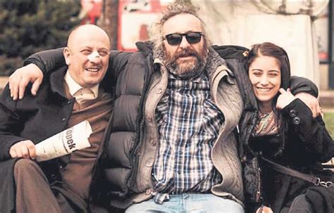 Senarist onur ünlü aynı zamanda yönetmen, müzisyen, oyuncu ve şair'dir. Onur Ünlü'nün yeni filmi: 'Bankası' - FUNDA KARAYEL