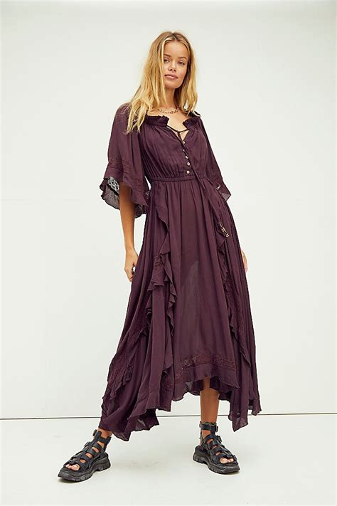 This dress is perfect to go wine tasting, brunch with your friends or a romantic date, easily dressed up or down depending on the occasion. Beach Bliss Maxi Dress | Free People UK
