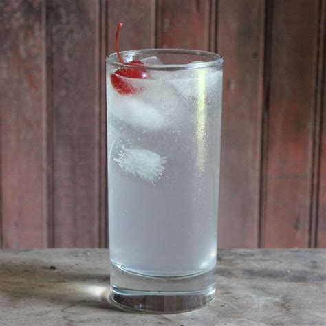 The Classic Tom Collins Cocktail Recipe