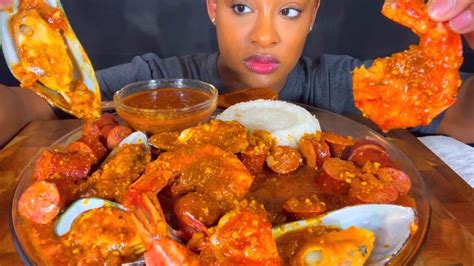 ASMR MUKBANG SEAFOOD BOIL SHRIMP MUSSELS SAUSAGE SPICY SAUCE EATING