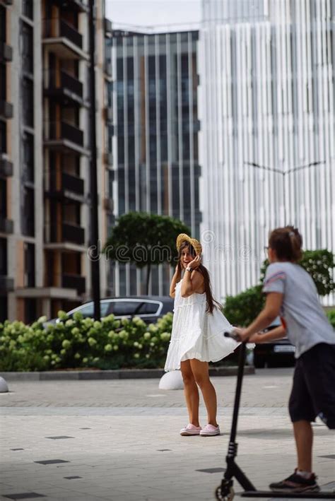 Hermosa Y Bonita Mujer Vestida De Blanco Caminando Por La Calle De La