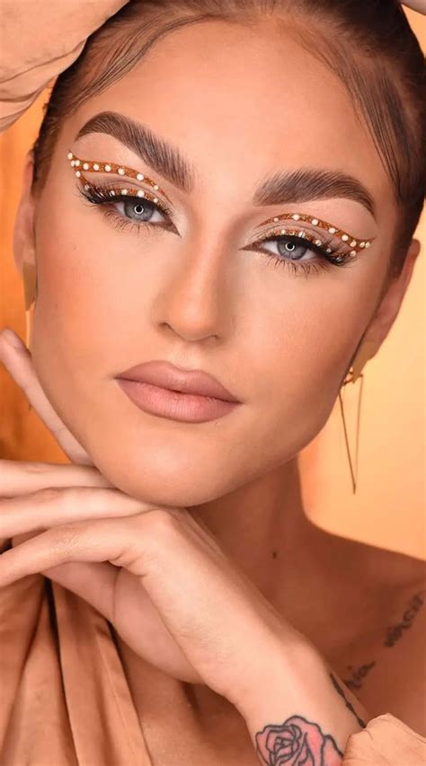 Gorgeous Makeup Trends To Try In Gold Graphic Lines Pearls