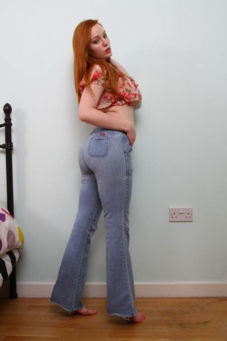 Pale Redhead Kloe Kane Sheds Cropped Top And Faded Jeans To Model Naked NakedPics