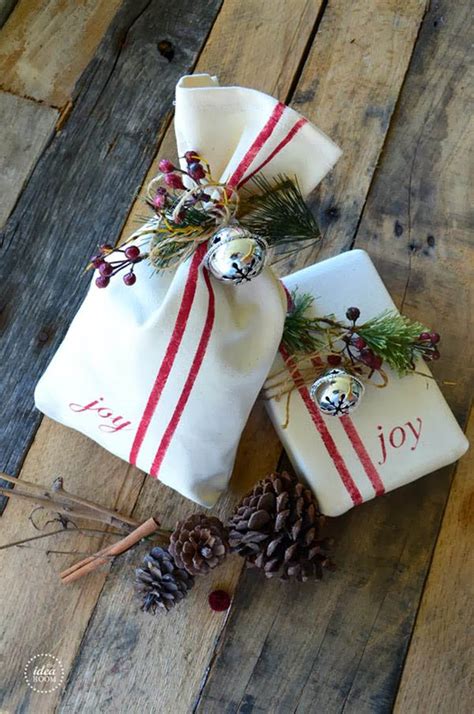 Give a journal and a gift card. 40 Most Creative Christmas Gift Wrapping Ideas - Design Swan
