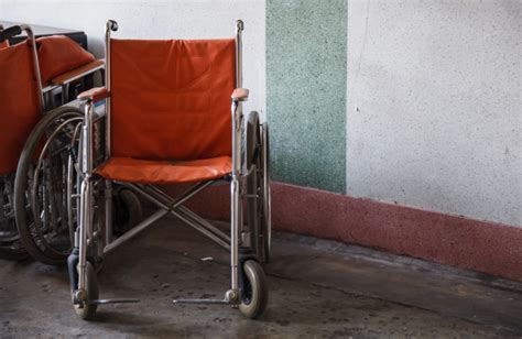 Cadeiras De Rodas De Apoio Para Idosos Idosos Deficientes Em Plano De