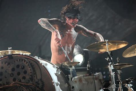 motley crue el baterista tommy lee lanza dos canciones nuevas