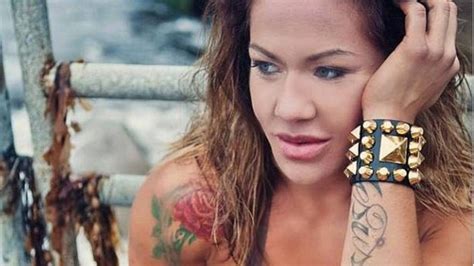 Cris Cyborg Em Pose Sensual Mostra Que A Fera é Uma Bela