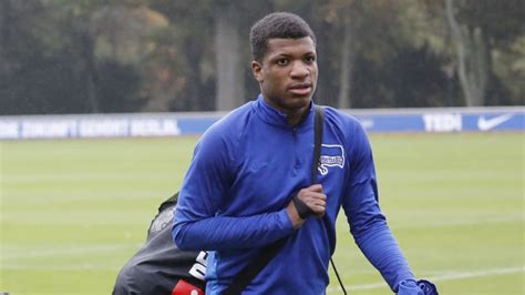 Hertha bsc позиция на поле: Hertha verurteilt "rassistische Anfeindungen" gegen ...
