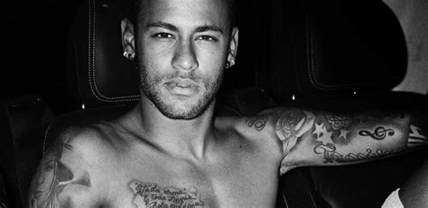 Photo Artistique Neymar Pose Nu Pour Un Célèbre Photographe Lessentiel