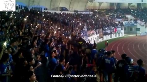 Bikin Merinding Aksi Bobotoh Dan Viking Persib Di Stadion Youtube