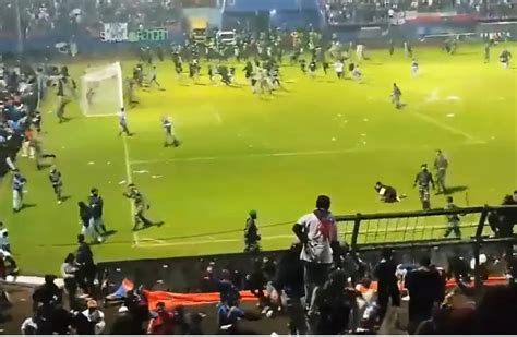 Video Una Estampida En Un Estadio De Indonesia Deja 174 Muertos