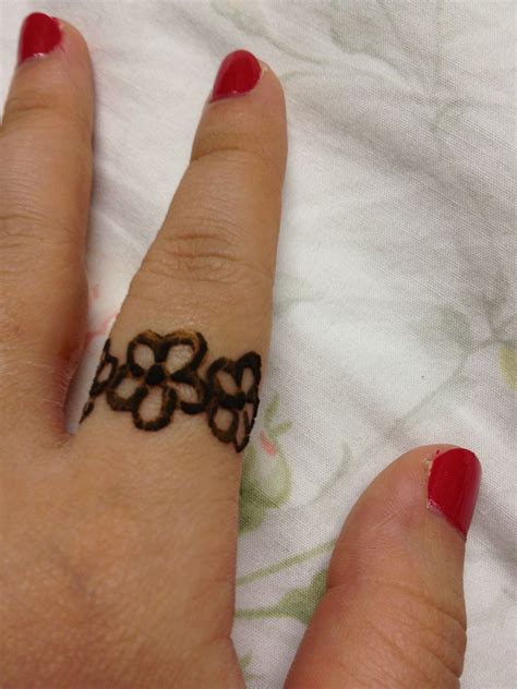 Latest 25 easy henna tattoo designs on hand. Henna ring | Simple henna tattoo, Hand henna, Cool henna designs