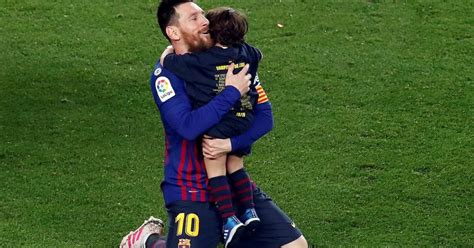 Lionel Messi Sert Fort Dans Ses Bras Son Fils Mateo Le Avril Au My Hot Sex Picture