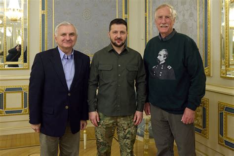 Zelensky Se Reunió Con Senadores De Eeuu En Kiev Para Abordar La Situación En El Frente De