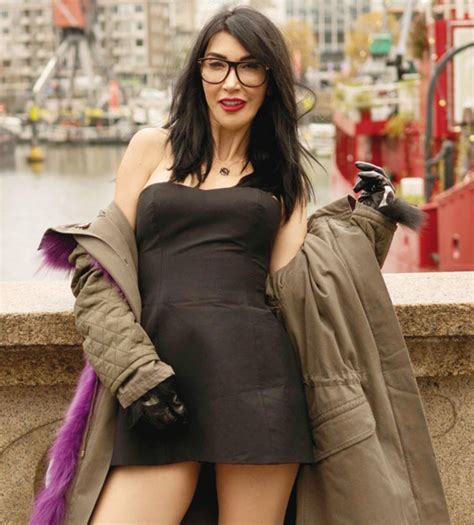 She made her debut in the early 2000s, and since the. hande yener #1803549 - uludağ sözlük galeri