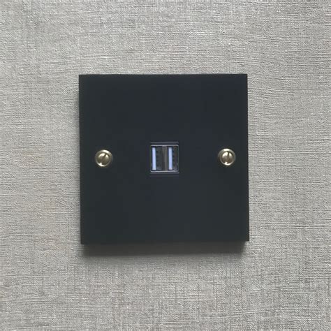 Usb noir mat carré interrupteurs et prises au design rétro pour une
