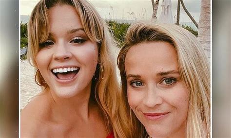 Reese Witherspoon Takes A Selfie With Her Mini Me Daughter Ava Wsbuzz Com