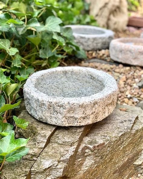 Wir haben für sie 55 ideen und beispiele für eine schöne gartenweg gestaltung. Vogeltränke Granit grau rund 30cm Naturform Vogelbad für ...