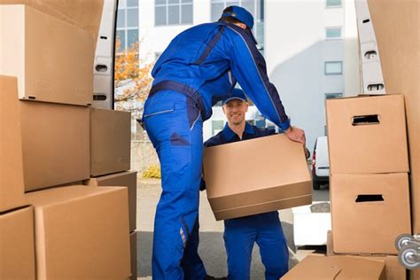 3 Reasons Why You Should Hire Professional Movers When Moving Out The