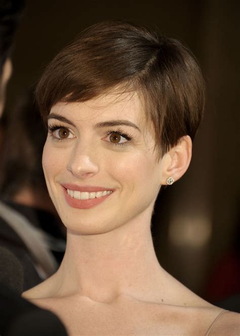 Anne Hathaway Short Hair Pixie Coupe De Cheveux Cheveux Beauté