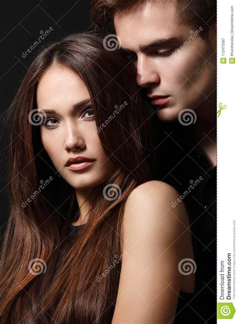 Les Couples Sexy De Passion Les Beaux Jeunes Visages Femelles Et