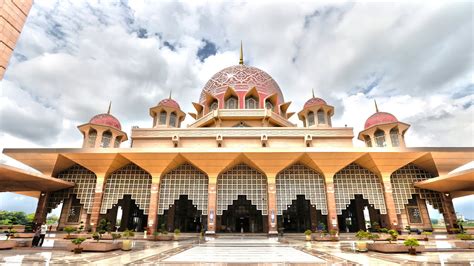 Add masjid negara to your plans! Kuala Lumpur, Malaysia - Twin Towers, Batu Caves ...