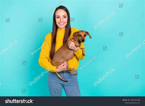 3601 Imagens De Girl Carrying Dog Imagens Fotos Stock E Vetores