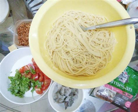 Its a five ingredient recipe excluding the pasta. Resepi Spaghetti Aglio Olio (Mudah dan Menyelerakan) - Saji.my