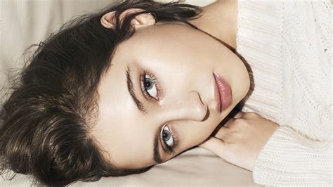 15 Quirky Beauty Facts About Jude Laws Daughter Iris Law Grazia
