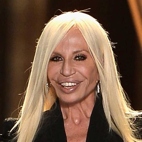 This biography offers a glimpse of her childhood, career, achievements and timeline. SwashVillage | Donatella Versace Biografie