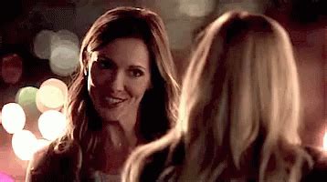 Katie Cassidy Hug Gif Katie Cassidy Hug The Flash Discover Share Gifs