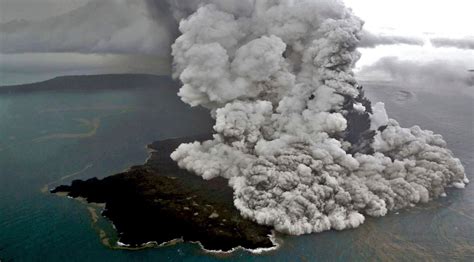 The pacific tsunami warning center (ptwc) said the possibility of a tsunami threat to the u.s. Indonesia tsunami: fresh alert for Anak Krakatau volcano ...